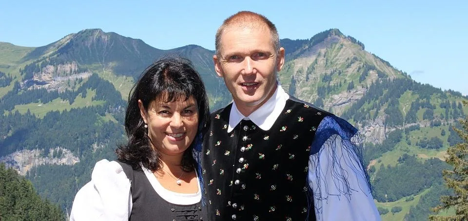 Walter und Elisabeth Simma in Tracht vor der Bergkulisse