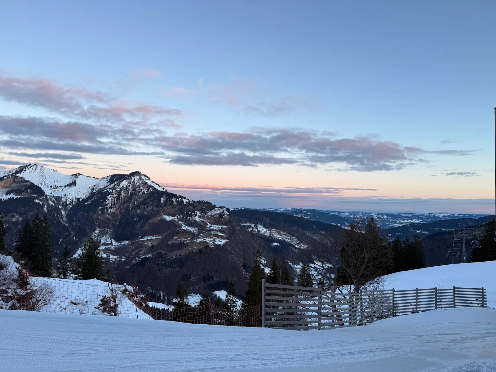 Bergpanorama in der Dämmerung über der verschneiten Rossstelle