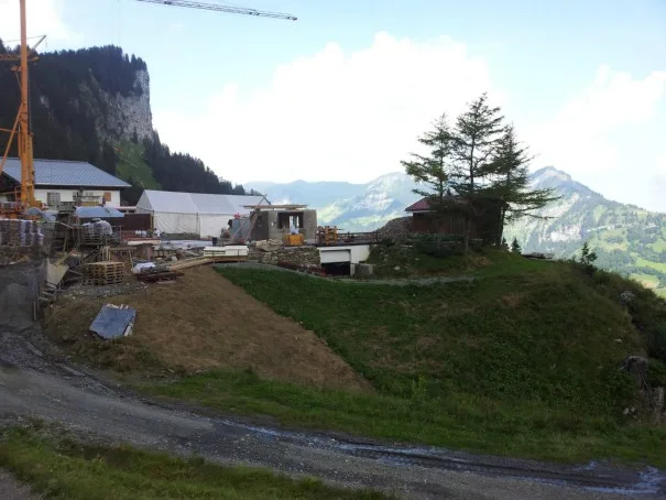 Neubau 2012: die Baustelle auf der Rossstelle mit Kran vor dem Bergrücken